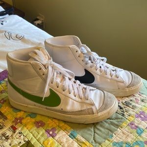 Nike Women's Blazer Mid 77 Shoes, Green and Black Swoosh. M 7.5, W 9, EUR 40.5